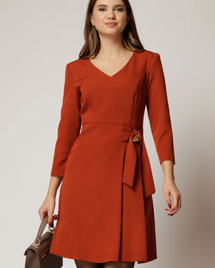 Rochie eleganta din stofa fina caramizie cu decolteu în V si talie accentuata cu accesoriu