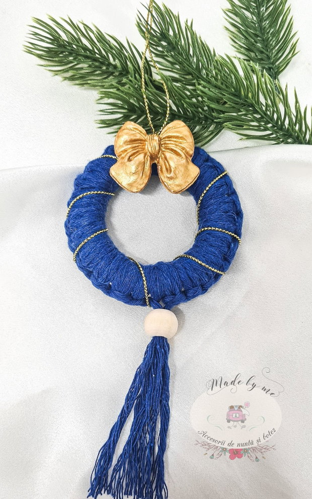 Glob macrame albastru cu fundita aurie