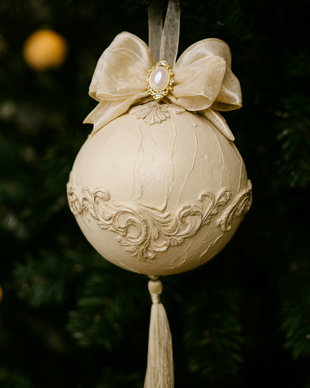 Perla Crăciunului  Glob Decorativ XXL cu Patină Aurie și Eleganță Barocă