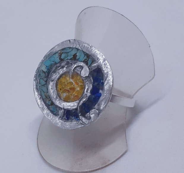 Inel unicat din argint fin, circular,  cu insertii din turcoaz, lapis si chihlimbar