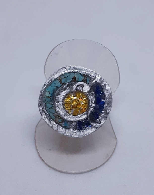 Inel unicat din argint fin, circular,  cu insertii din turcoaz, lapis si chihlimbar