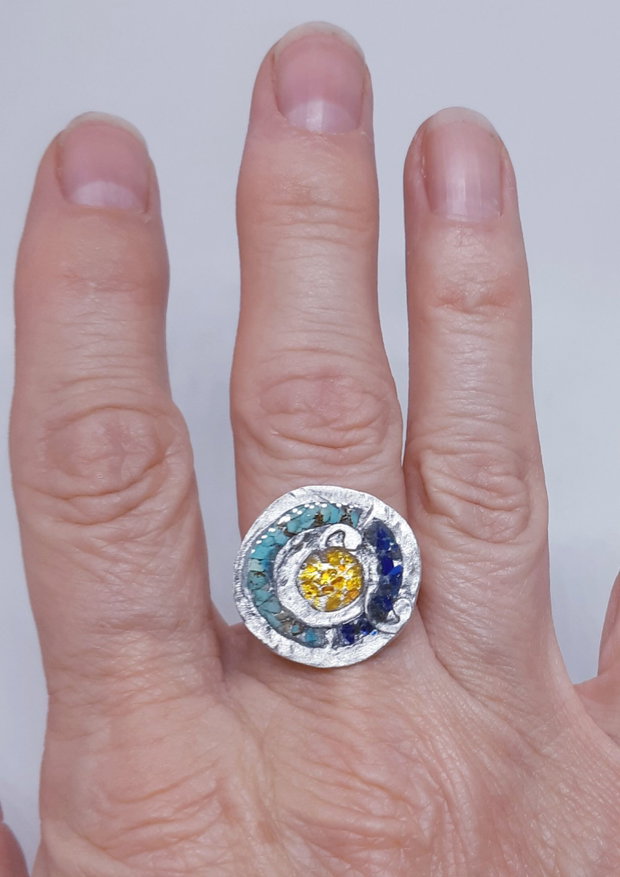 Inel unicat din argint fin, circular,  cu insertii din turcoaz, lapis si chihlimbar
