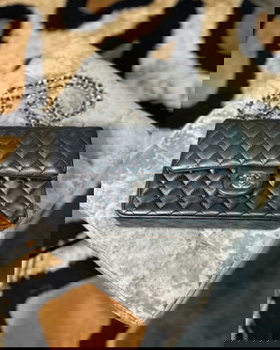 Geantă Chanel Classic Double Flap mărime Medium, piele neagră, accesorii argintii