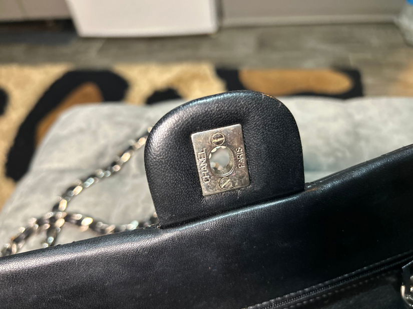 Geantă Chanel Classic Double Flap mărime Medium, piele neagră, accesorii argintii