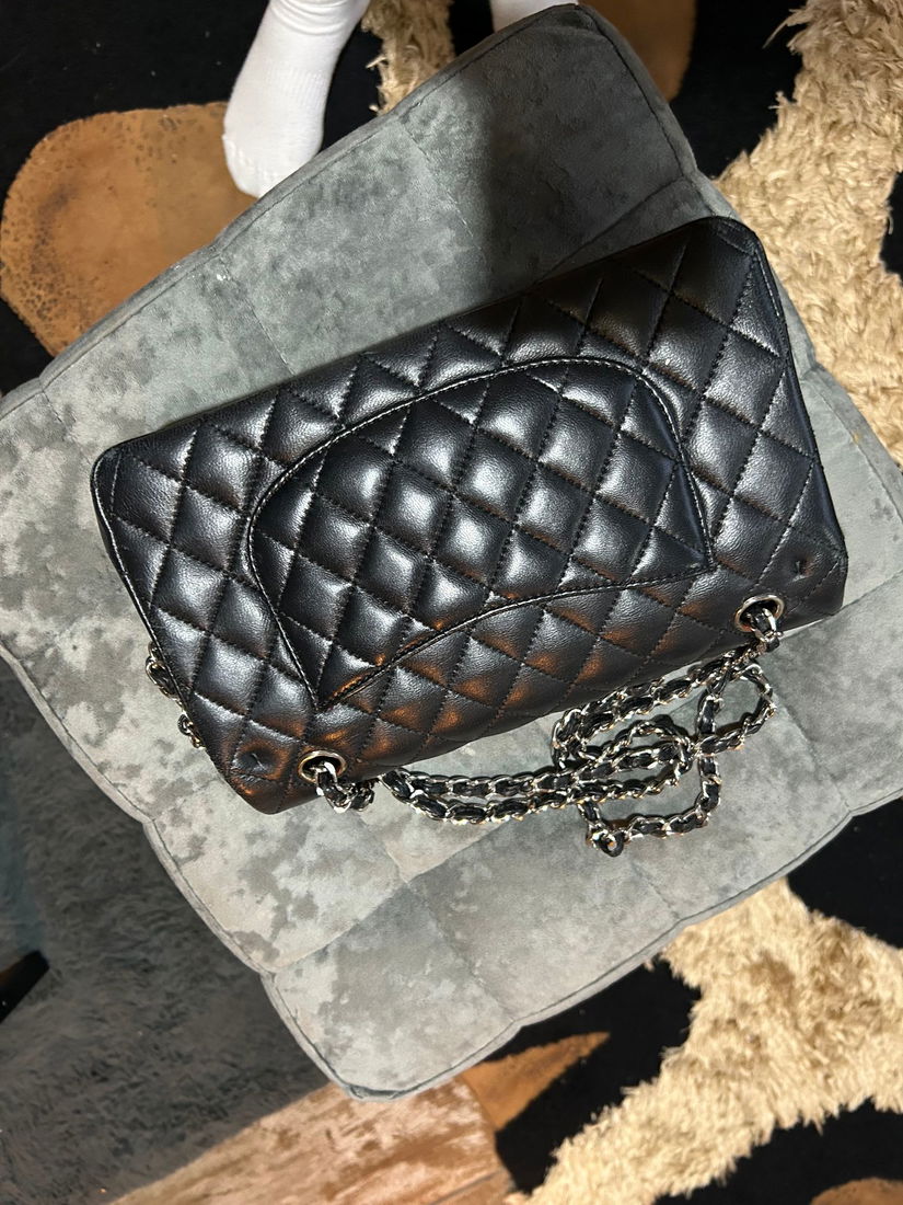 Geantă Chanel Classic Double Flap mărime Medium, piele neagră, accesorii argintii