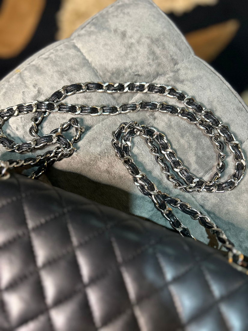 Geantă Chanel Classic Double Flap mărime Medium, piele neagră, accesorii argintii