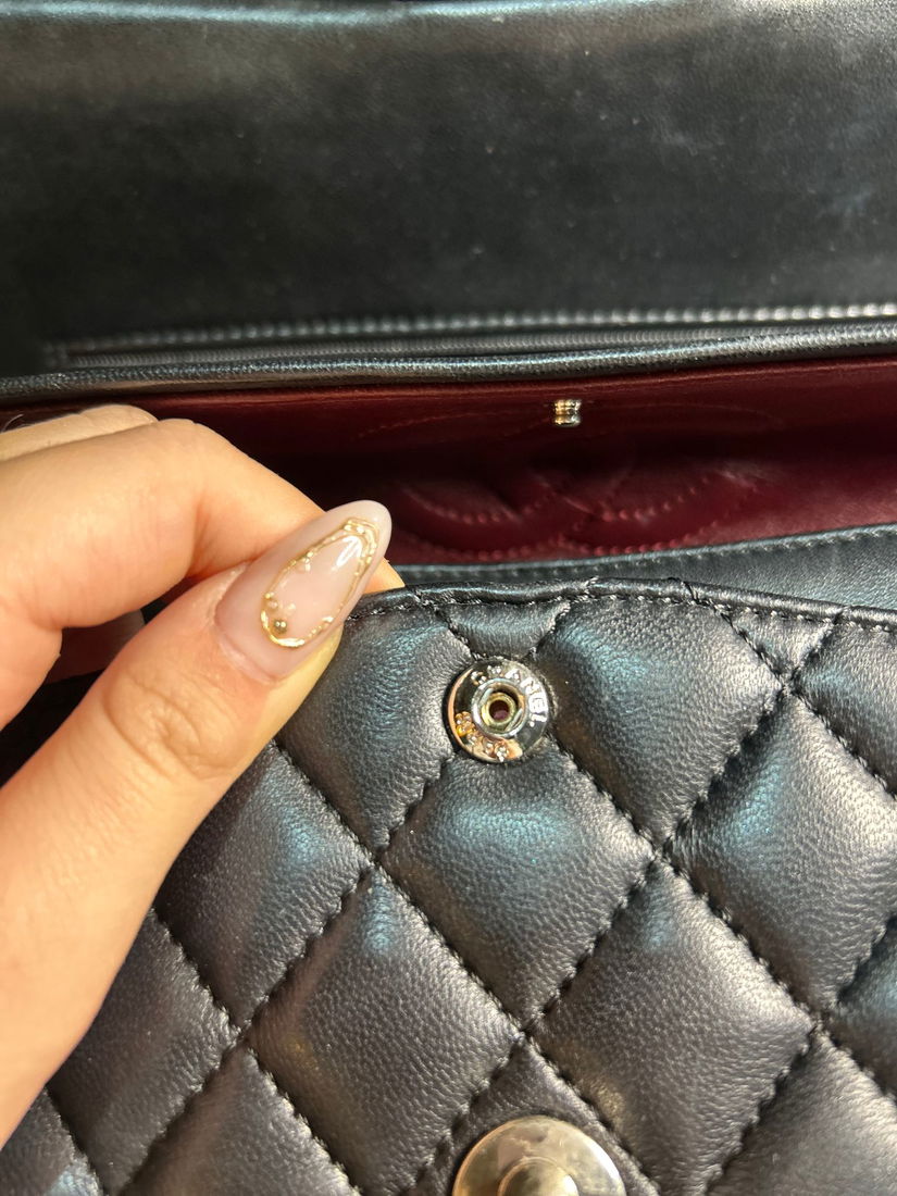 Geantă Chanel Classic Double Flap mărime Medium, piele neagră, accesorii argintii