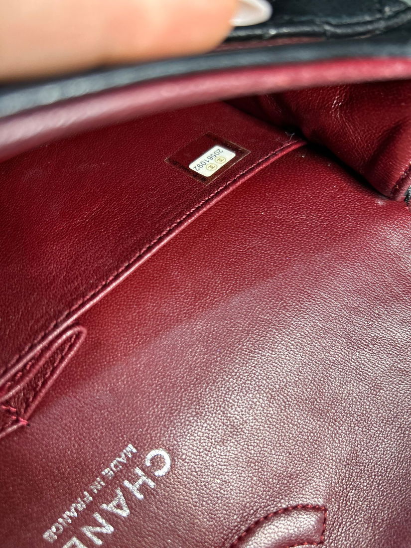 Geantă Chanel Classic Double Flap mărime Medium, piele neagră, accesorii argintii