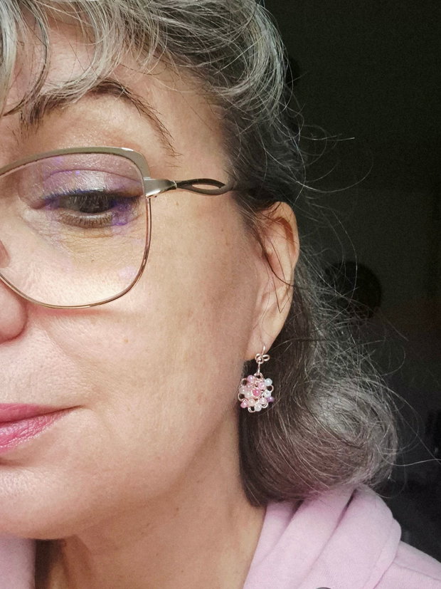 Cercei roz cu margele de sticla colorate pastel