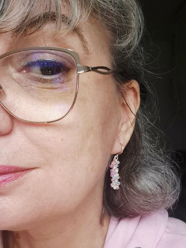 Cercei lungi roz cu margele pastel