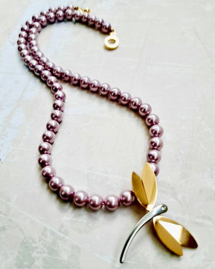 Colier perle de Mallorca lila & libelula inox