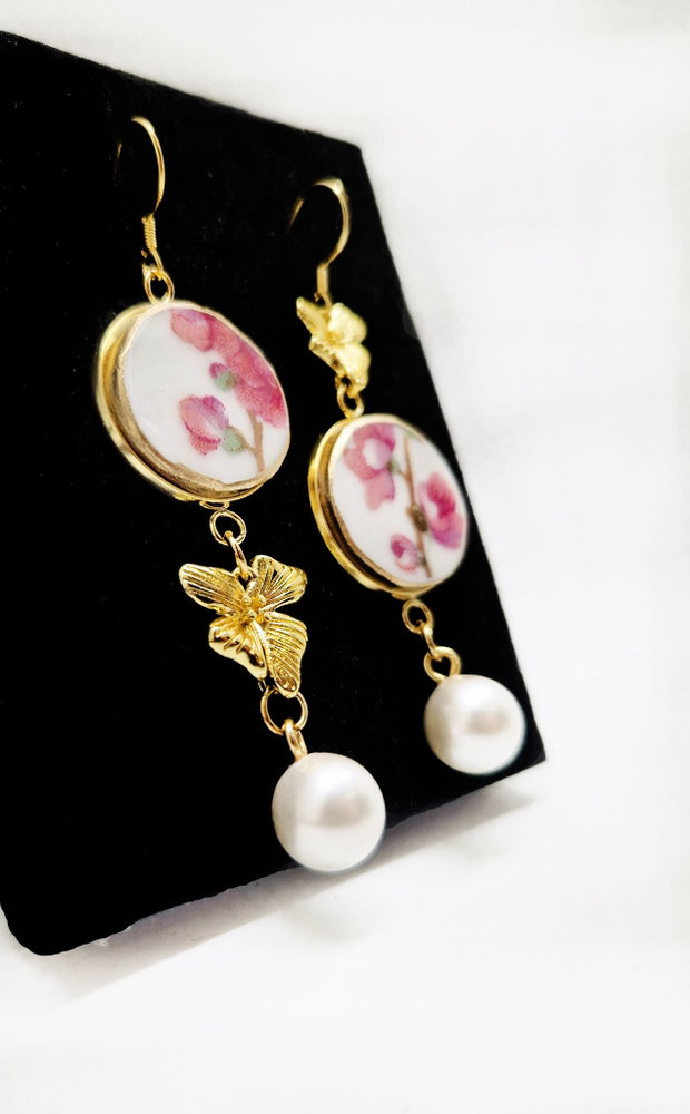 Cercei "Sakura Pearl" din fragmente de portelan Limoges, perle Seashell, inox auriu si argint