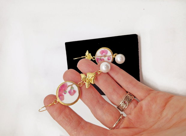 Cercei "Sakura Pearl" din fragmente de portelan Limoges, perle Seashell, inox auriu si argint