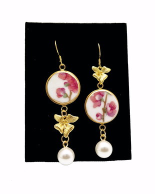 Cercei "Sakura Pearl" din fragmente de portelan Limoges, perle Seashell, inox auriu si argint