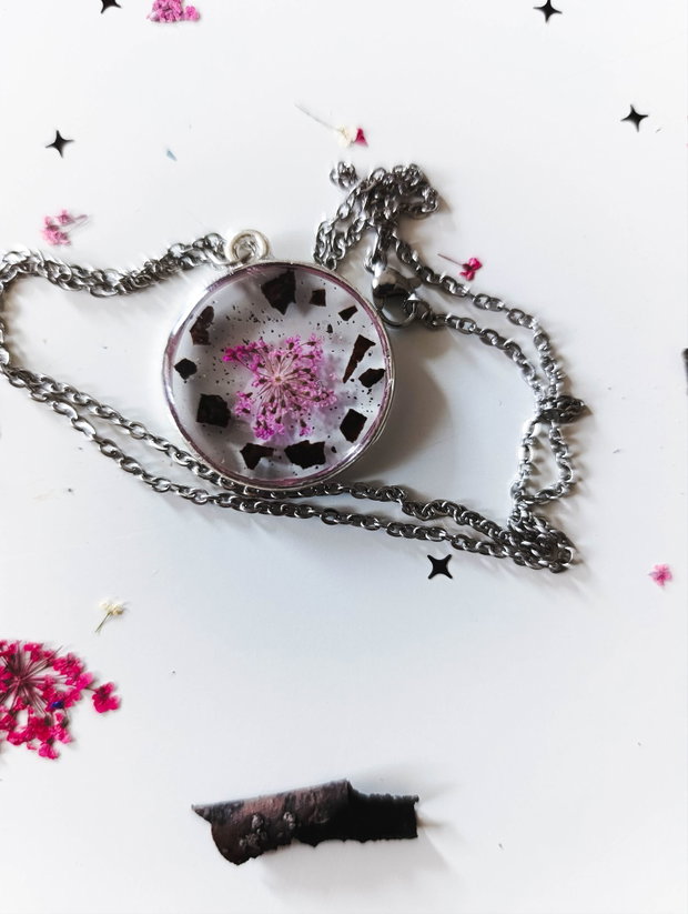 Fear of nobody - Pandantiv handmade unicat din rasina cu flori naturale si insetii de vopsea