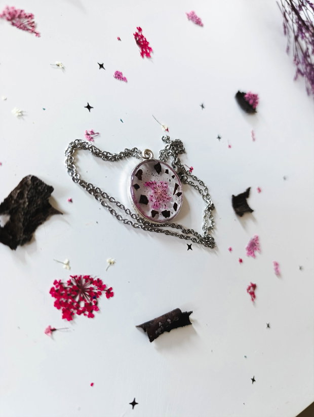 Fear of nobody - Pandantiv handmade unicat din rasina cu flori naturale si insetii de vopsea