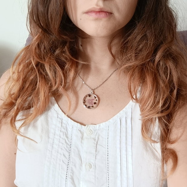 Fear of nobody - Pandantiv handmade unicat din rasina cu flori naturale si insetii de vopsea