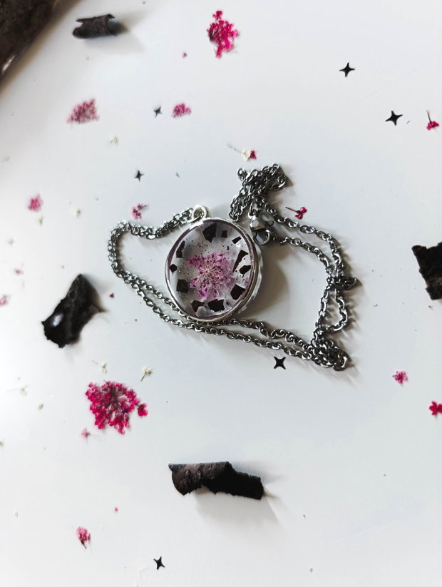 Fear of nobody - Pandantiv handmade unicat din rasina cu flori naturale si insetii de vopsea