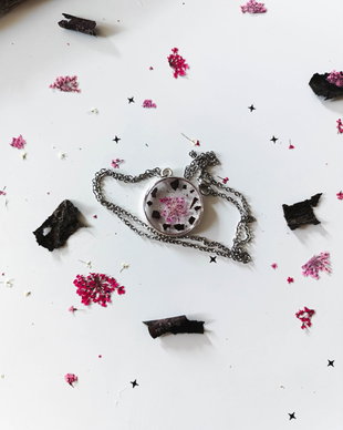Fear of nobody - Pandantiv handmade unicat din rasina cu flori naturale si insetii de vopsea