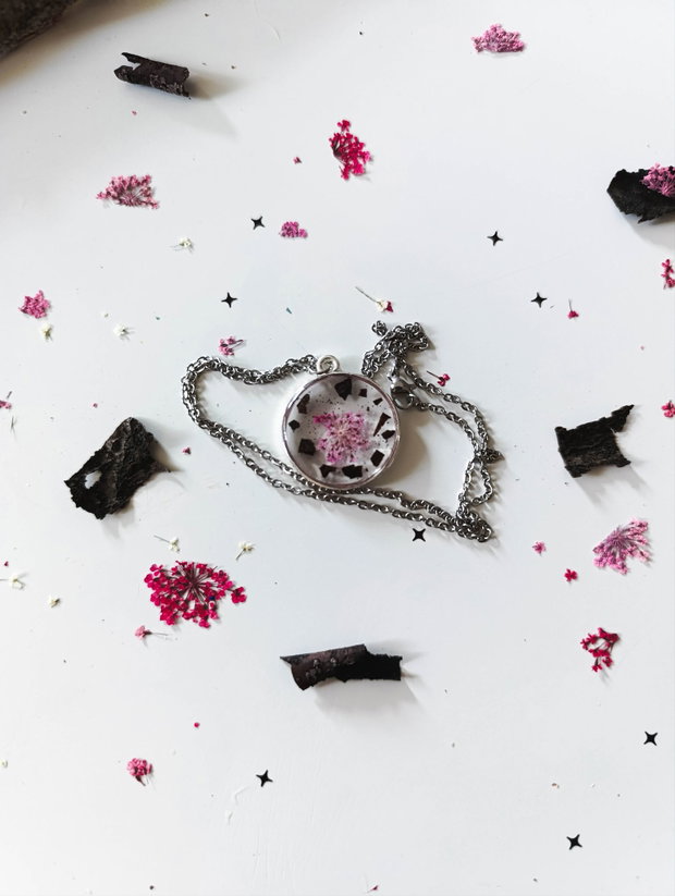 Fear of nobody - Pandantiv handmade unicat din rasina cu flori naturale si insetii de vopsea