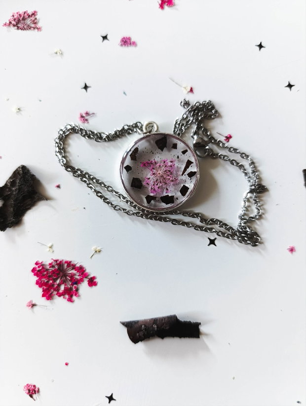 Fear of nobody - Pandantiv handmade unicat din rasina cu flori naturale si insetii de vopsea