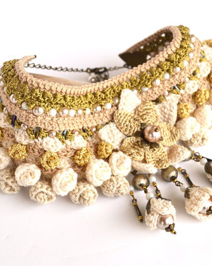 Set elegant bej auriu, bijuterii crosetate