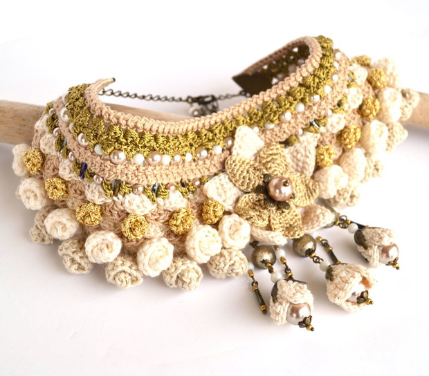 Set elegant bej auriu, bijuterii crosetate