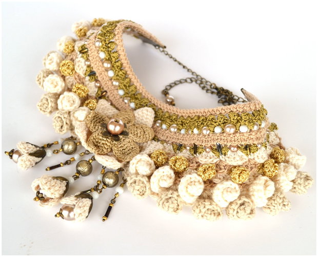 Set elegant bej auriu, bijuterii crosetate