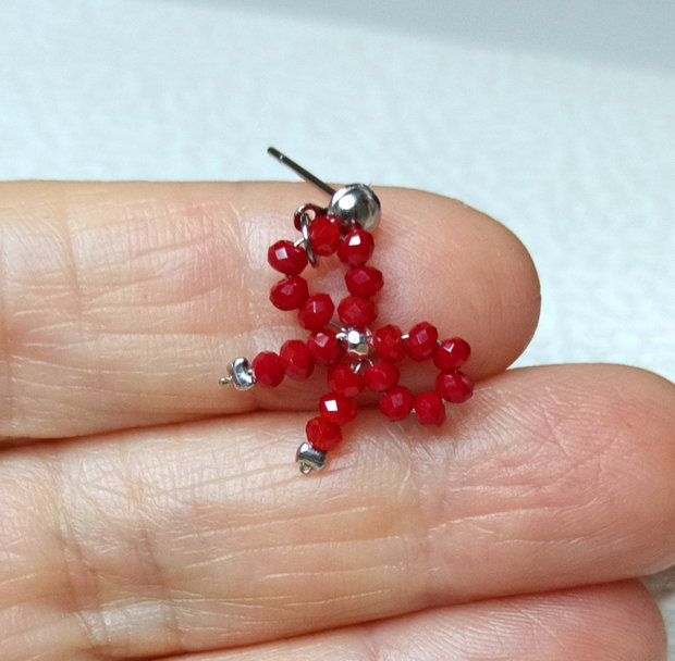 Cercei cu cristale în formă de fundiță, cu biluță centrală din Hematit argintiu, cercei martisor.