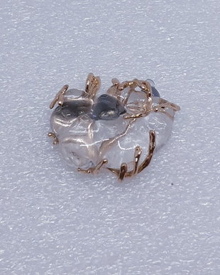 Pandantiv unicat cu un cabochon de sticla fuzionata prins in gherute metalice aurii