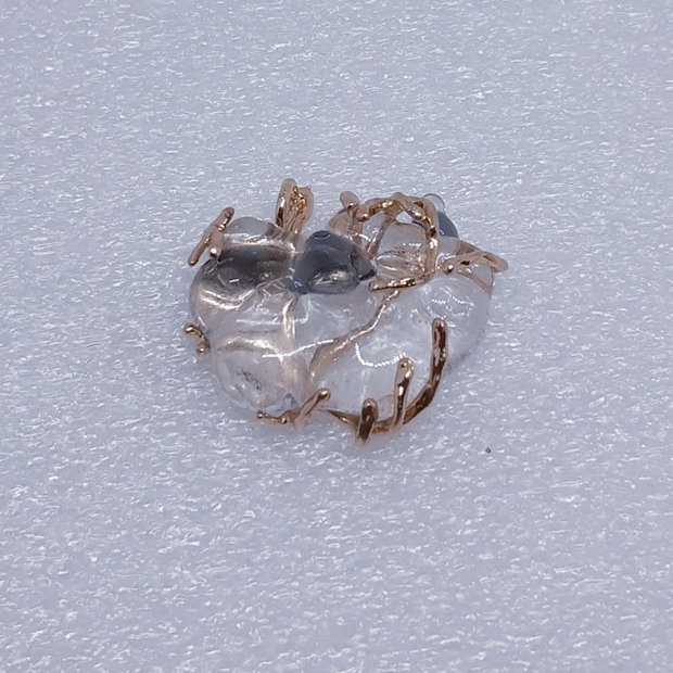Pandantiv unicat cu un cabochon de sticla fuzionata prins in gherute metalice aurii