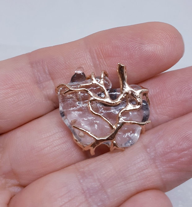 Pandantiv unicat cu un cabochon de sticla fuzionata prins in gherute metalice aurii