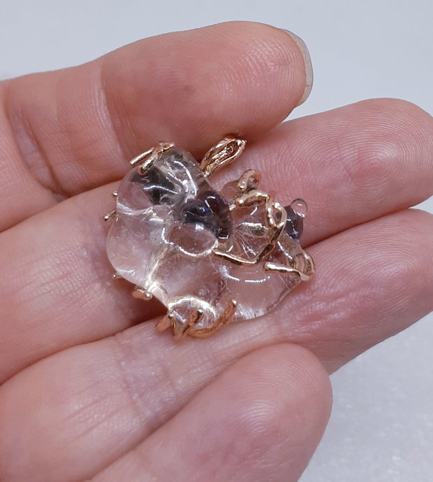 Pandantiv unicat cu un cabochon de sticla fuzionata prins in gherute metalice aurii