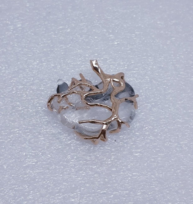 Pandantiv unicat cu un cabochon de sticla fuzionata prins in gherute metalice aurii