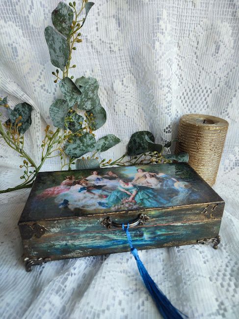 Casetă pentru bijuterii cu parfum de epocă și suflet artizanal