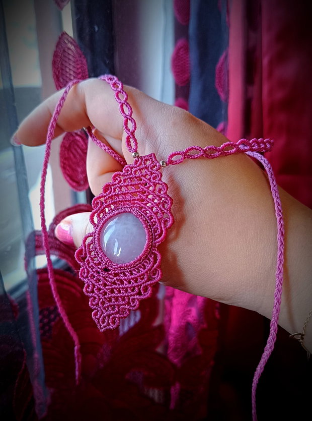 Colier pandantiv talisman micromacrame cu cuart roz
