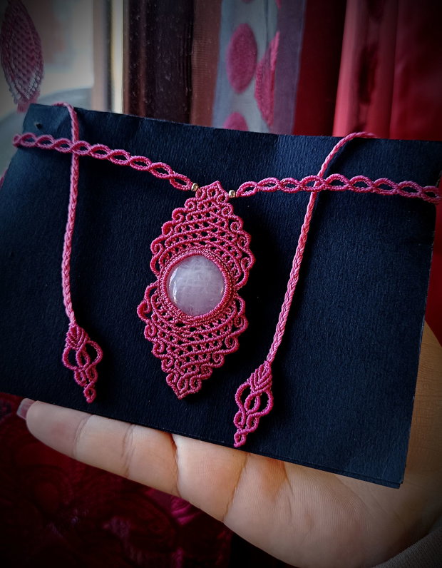 Colier pandantiv talisman micromacrame cu cuart roz