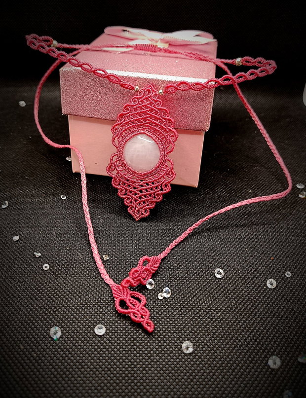 Colier pandantiv talisman micromacrame cu cuart roz