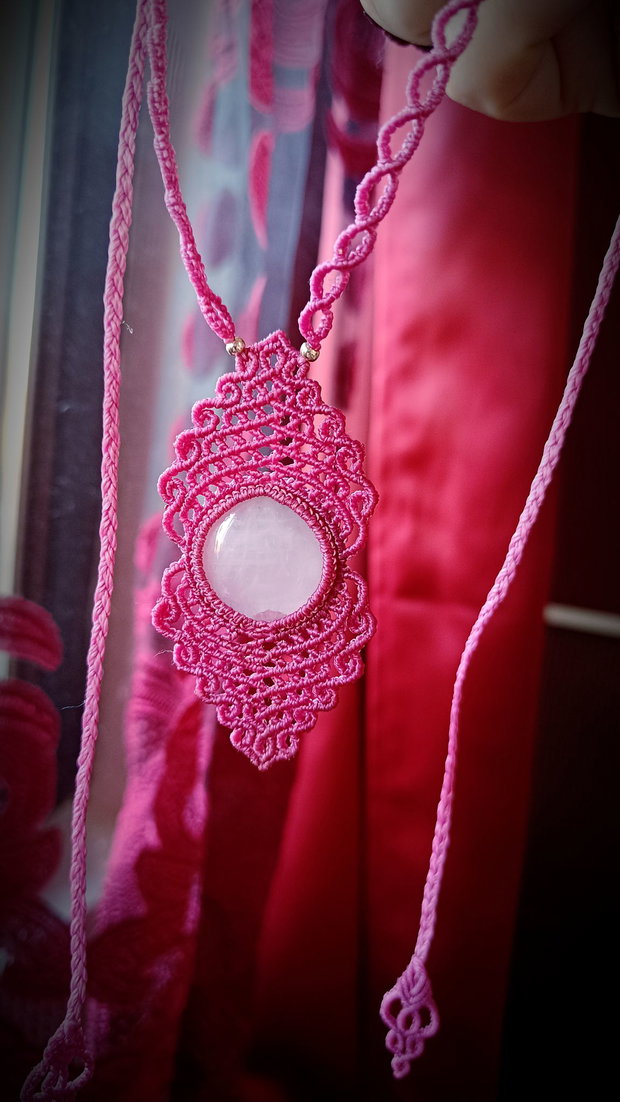 Colier pandantiv talisman micromacrame cu cuart roz