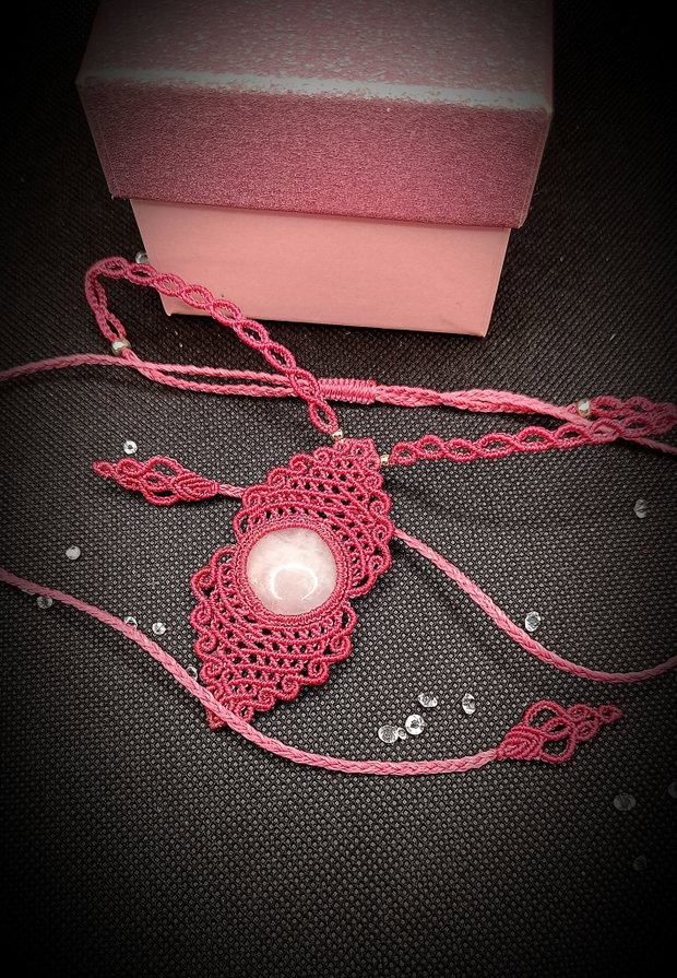 Colier pandantiv talisman micromacrame cu cuart roz