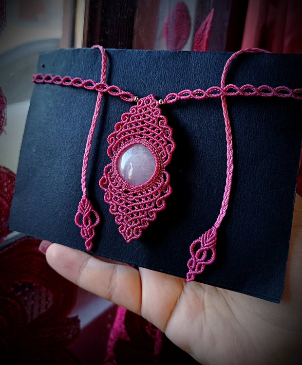 Colier pandantiv talisman micromacrame cu cuart roz