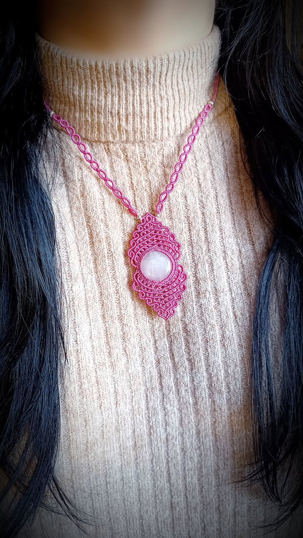 Colier pandantiv talisman micromacrame cu cuart roz