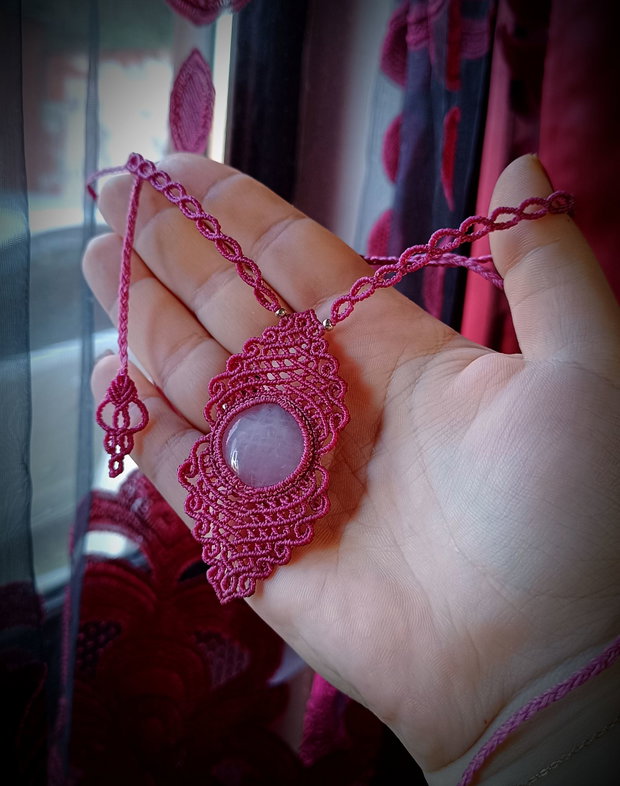 Colier pandantiv talisman micromacrame cu cuart roz