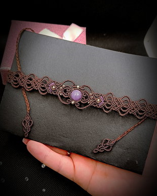 Colier choker maro micromacrame cu lepidolit