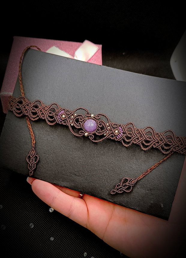Colier choker maro micromacrame cu lepidolit