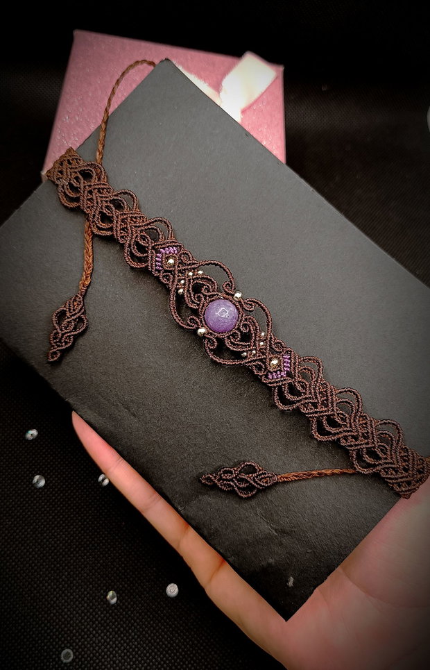 Colier choker maro micromacrame cu lepidolit
