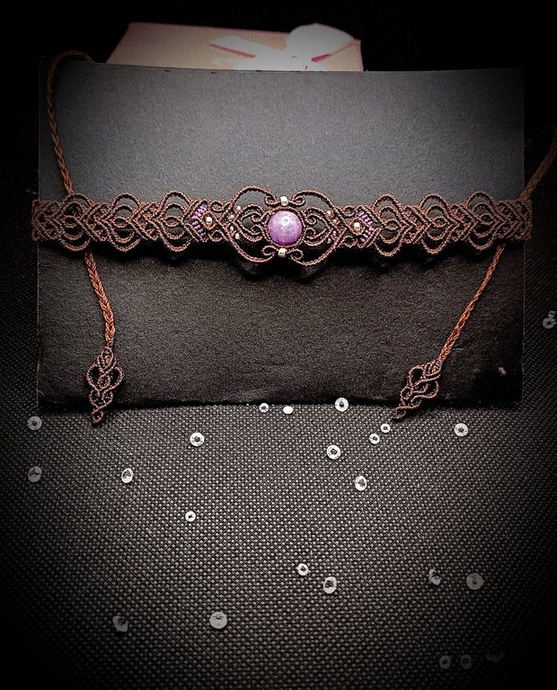Colier choker maro micromacrame cu lepidolit