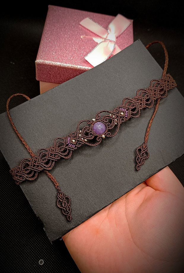 Colier choker maro micromacrame cu lepidolit
