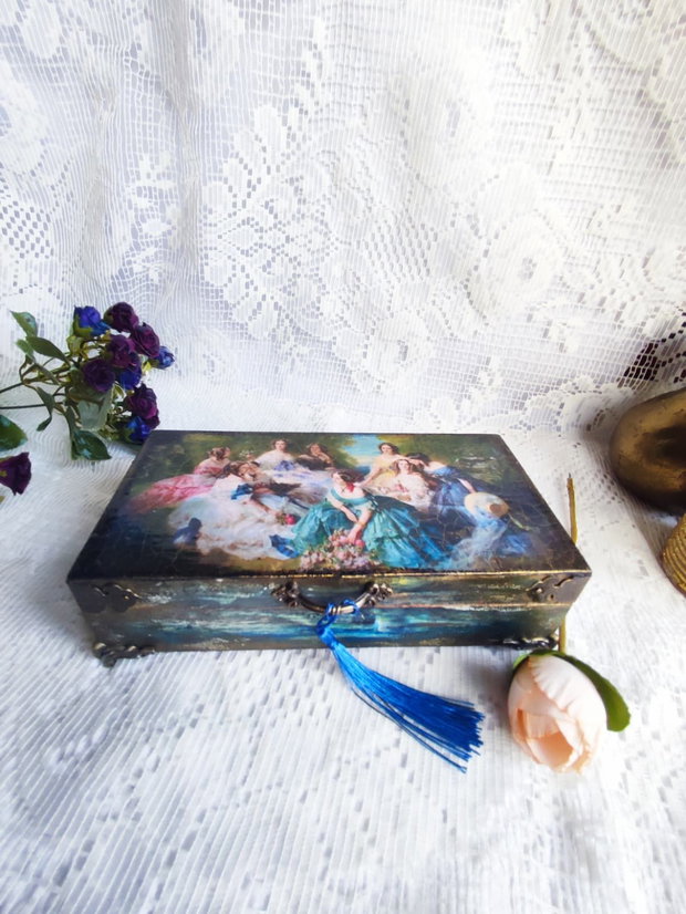 Casetă pentru bijuterii cu parfum de epocă și suflet artizanal