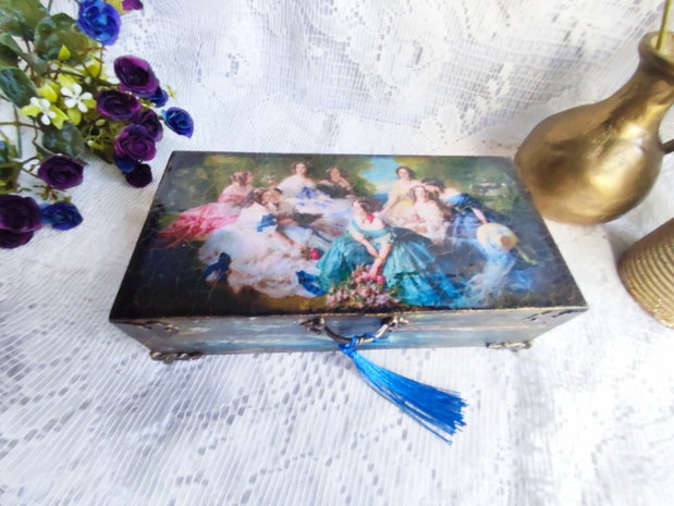 Casetă pentru bijuterii cu parfum de epocă și suflet artizanal